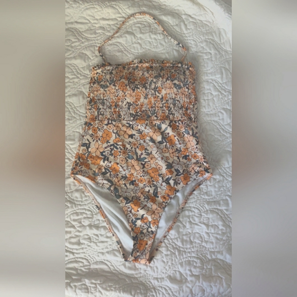 CUPSHE Elodie Ditsy Floral Smocked Frill Swimsuit